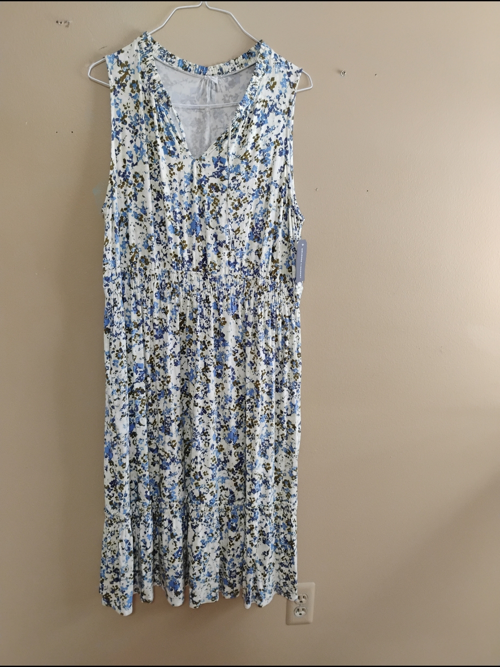 Melrose & Market Sleeveless V-Neck Floral Midi Dress in Blue, Cream and Green 2X